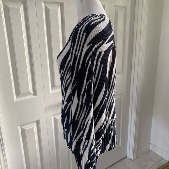 SOLD Republic Black and White Asymmetrical Long Sleeve Blouse - Picture 3 of 7